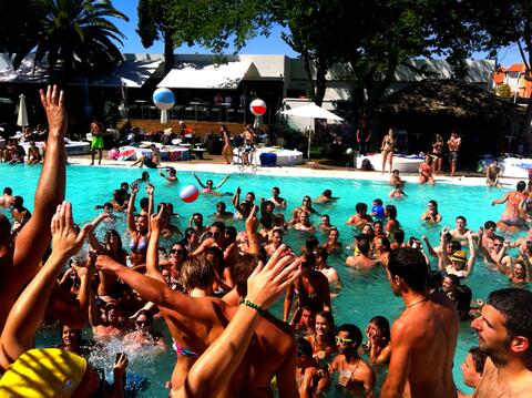 Organización de Despedidas de Solteras y Solteros - Fiesta en piscina para despedidas en Tarifa